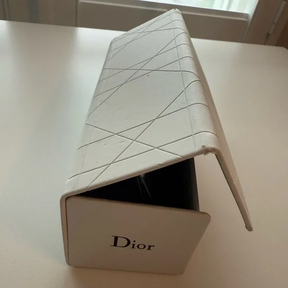 Dior White Quilted Leather Magnetic Sunglasses Box - Picture 2 of 6